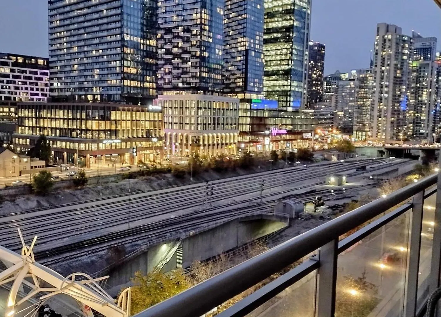 Apartment Downtown Toronto Condo, Free Indoor Parking With Amazing View
