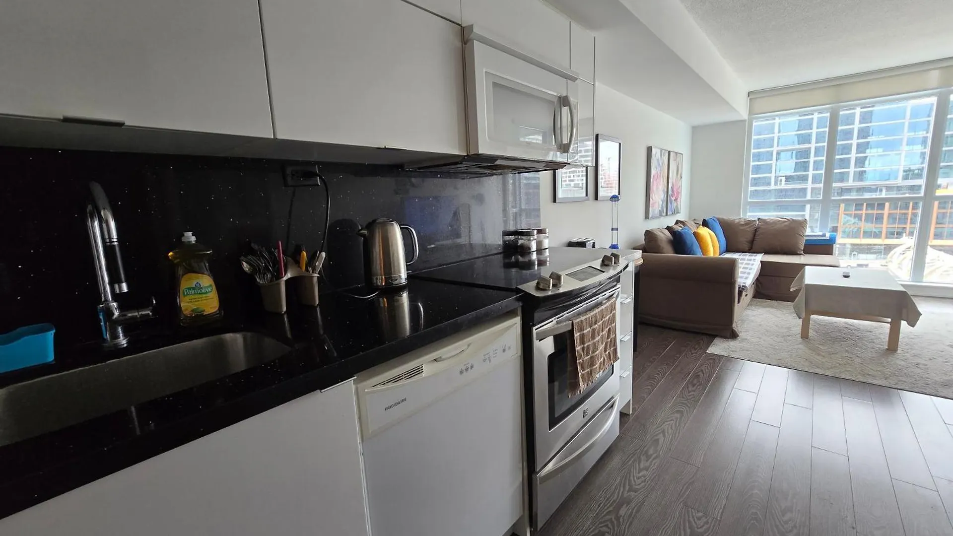 Downtown Toronto Condo, Free Indoor Parking With Amazing View