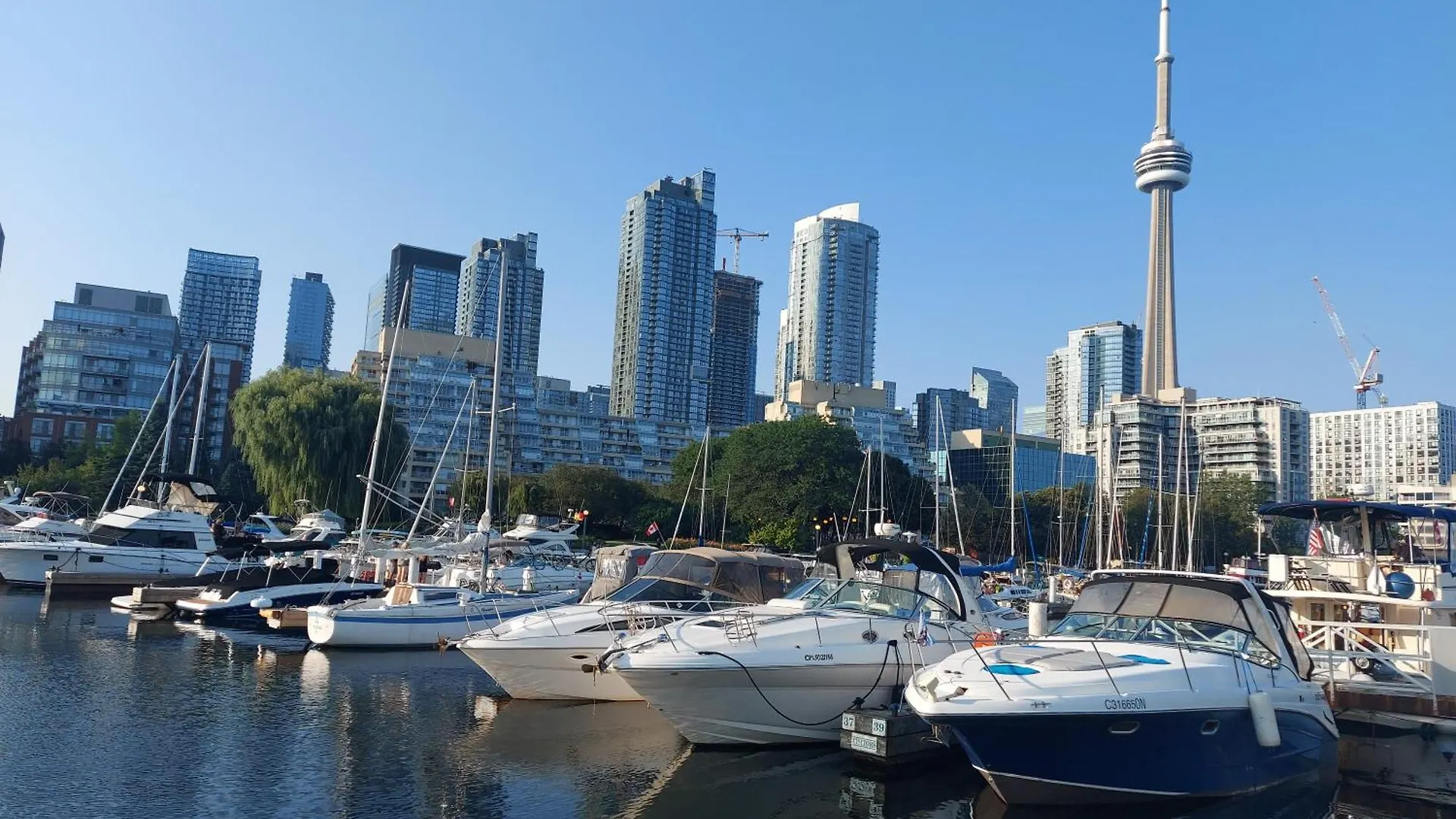 Downtown Toronto Condo, Free Indoor Parking With Amazing View Apartment
